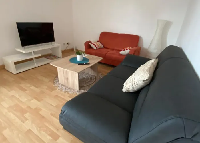 Geraeumiges Stadtapartment דירה *